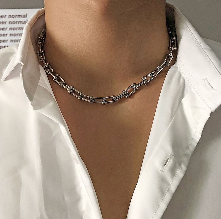 U-SHAPED CHAIN NECKLACE