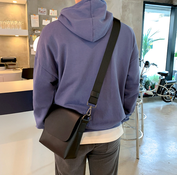 SMALL MESSENGER SHOULDER BAG